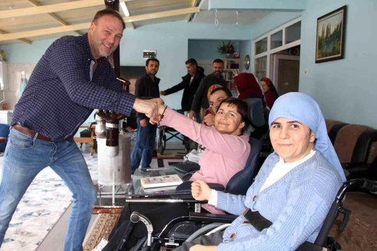 Hollanda'dan gelip Samsun'daki bedensel engellilere akülü sandalye dağıttı