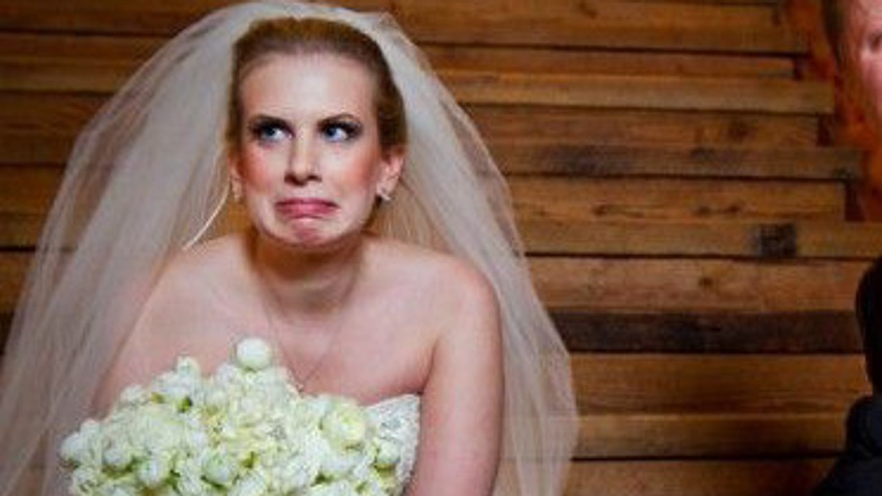 Une mariée étonnée devant le comportement du bébé garçon d'honneur