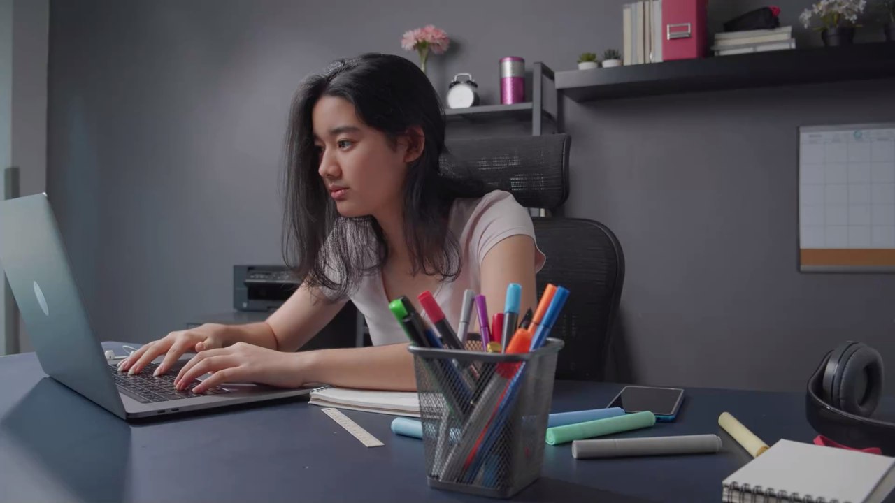 Führerscheinprüfung: Sie versteckt eine Kamera in ihrer Bluse und wird erwischt