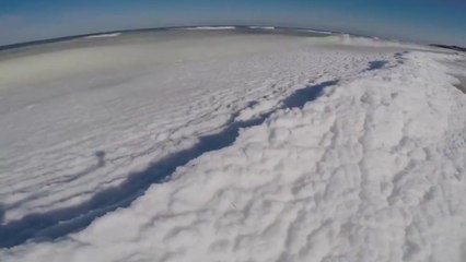 Il filme un phénomène inexplicable en se baladant à la plage
