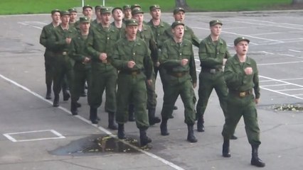 Des militaires russes chantent Barbie Girl