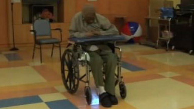 Ce vieil homme ne bouge presque plus, mais sa réaction quand il entend de la musique est incroyable