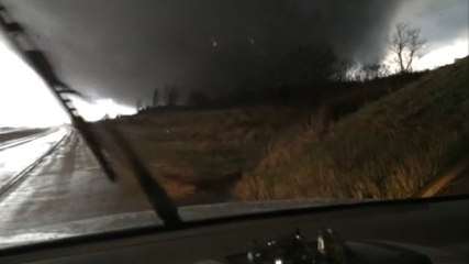 Il se retrouve à l'intérieur d'une tornade et filme des images uniques !