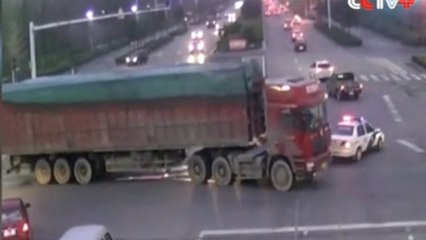 Ce chauffeur de camion ne voulait vraiment pas se faire arrêter par la police