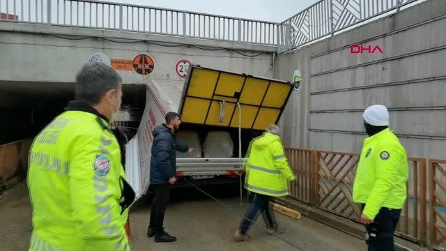 BURSA'NIN İNEGÖL İLÇESİNDE, TENTESİ AÇILAN KAMYONET ALT GEÇİTTE SIKIŞTI