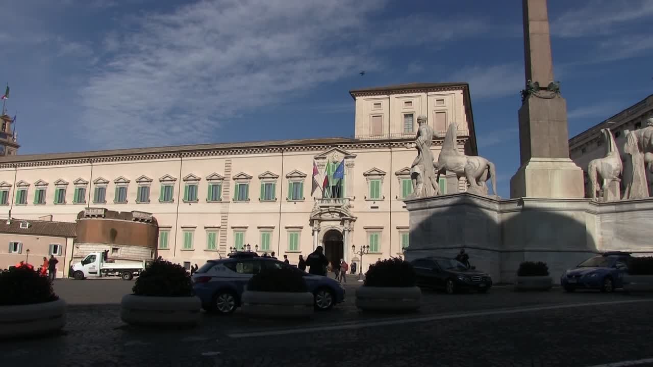 Quirinale, i cittadini: "Qui per salutare Mattarella", "uomo eccezionale"