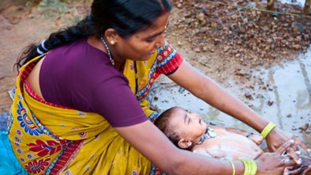 En Inde, la technique pour laver des bébés est très spéciale