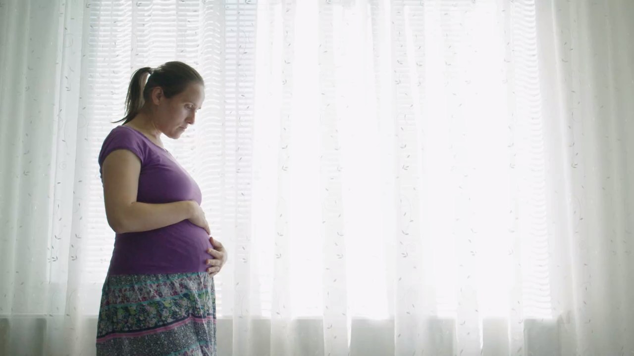 Frau besser verstehen lernen: Mann versucht einen Tag lang schwanger zu sein