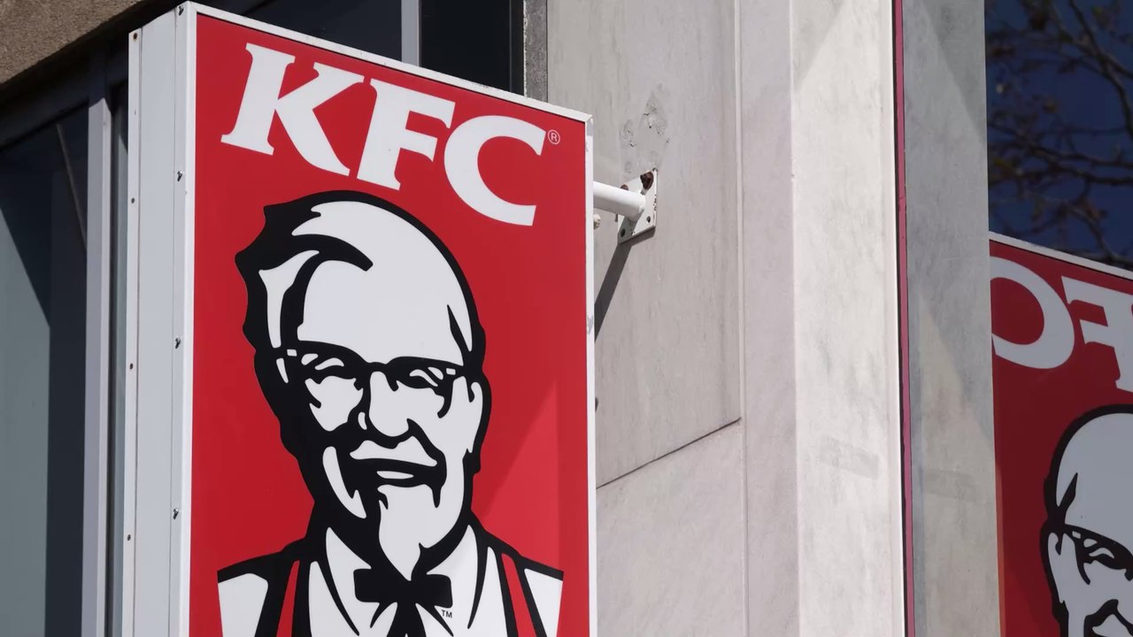 Mann hört bei KFC seine eigene Stimme in der Durchsage