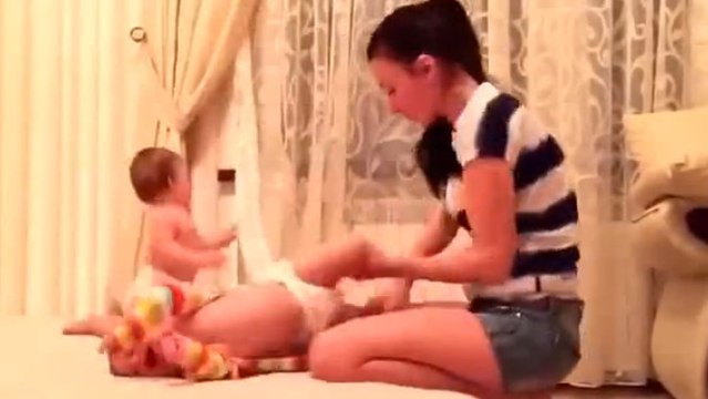 Cette maman prouve qu'avoir des jumeaux n'est pas de tout repos