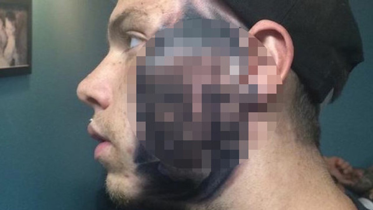 Il se fait tatouer le visage de son fils sur la joue !