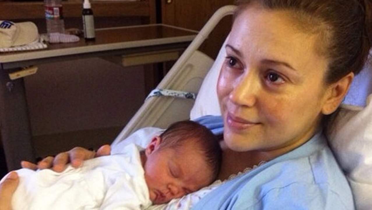 Alyssa Milano pousse un coup de gueule après la confiscation de son lait maternel à l'aéroport