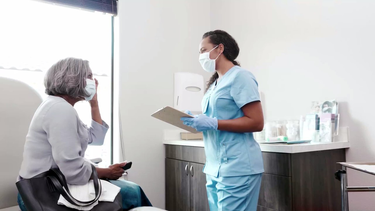 Mitten in der Pandemie: Frau behandelt 8 Monate lang Patienten, ohne Ärztin zu sein