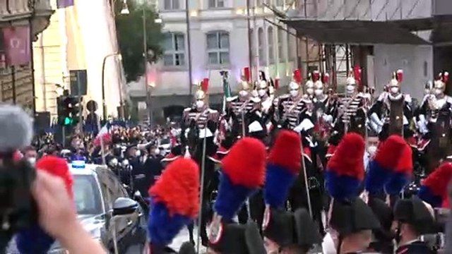 Mattarella-bis, il Presidente rientra al Quirinale a bordo della Flaminia acclamato dai cittadini