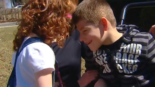 Cette petite fille fait tout pour sauver son petit frère