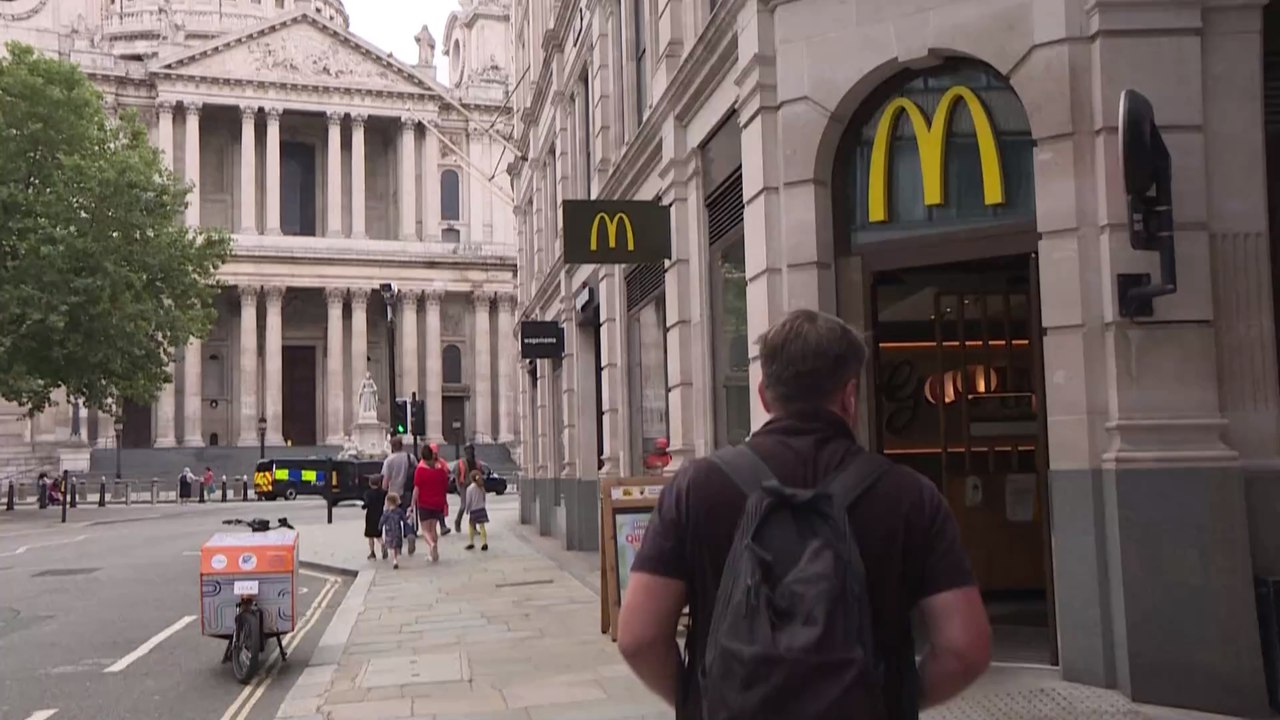 Britin auf dem Weg zur stärksten Frau der Welt stopft sich vor Wettkampf mit McDonald's Essen voll