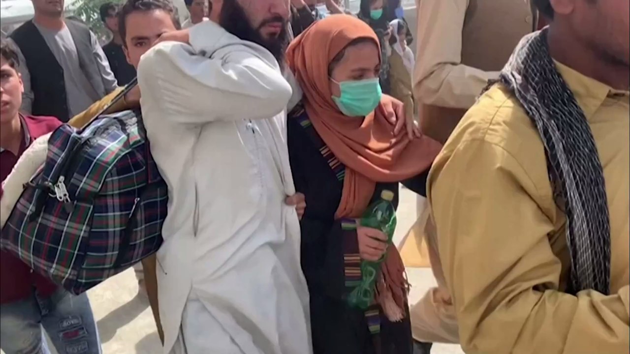 Afghanistan: Zivilisten klammern sich an Flugzeug, um zu fliehen