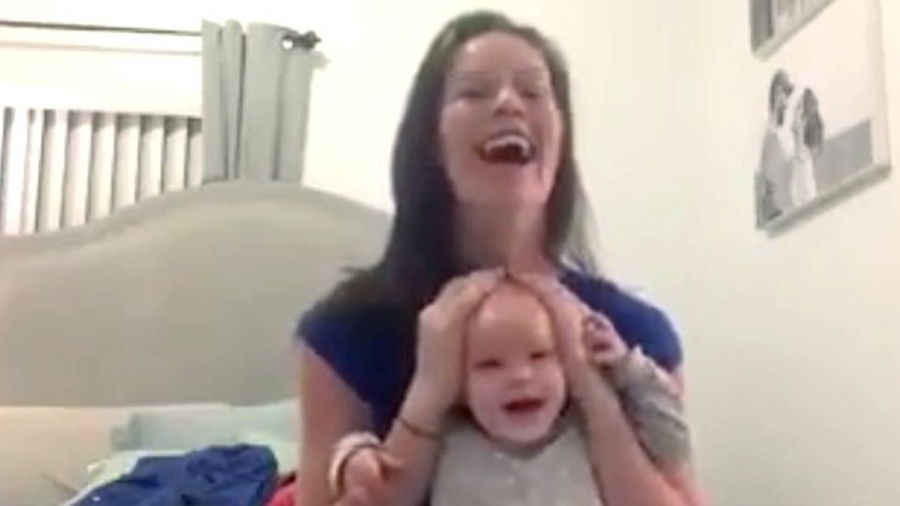 Ce bébé adore ce que fait sa maman quand elle joue avec lui