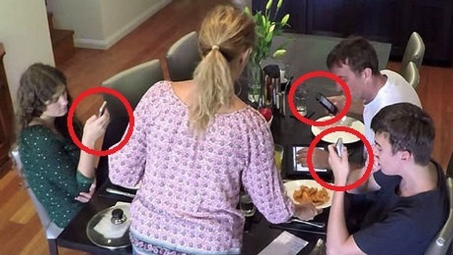 Une mère trouve une technique pour obliger tout le monde à éteindre son téléphone à table