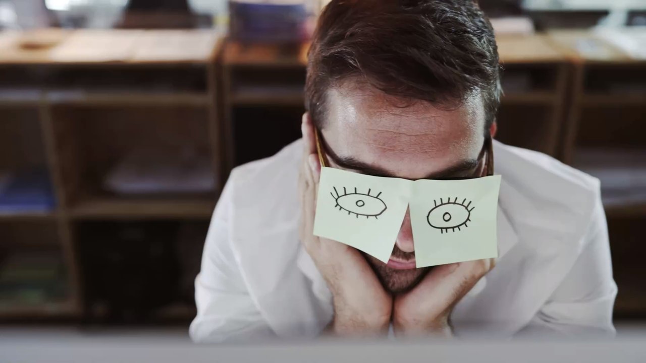 Mann trickst frech im Homeoffice und ruft sich stundenlang selbst an