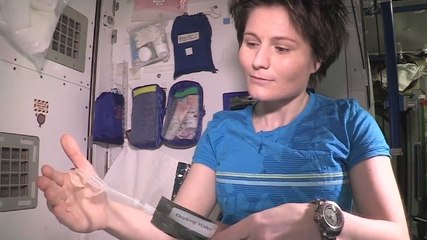 Une astronaute nous montre comment on prend sa douche dans l'espace