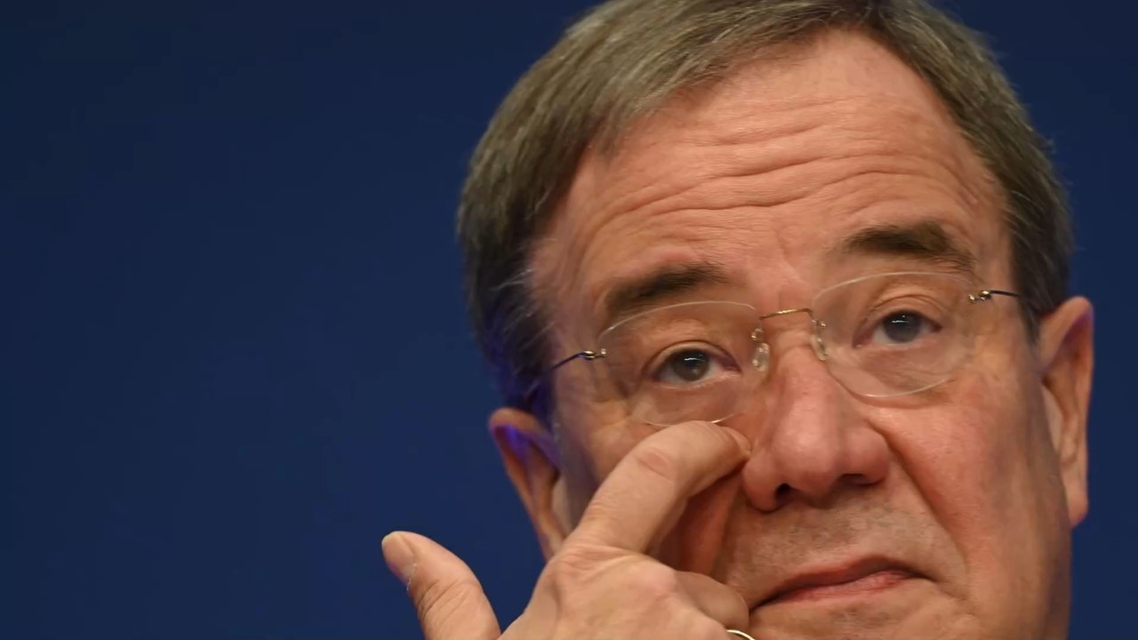 Nicht mit der Jungen Union! Laschets Handy-Verbot wird mehrheitlich abgelehnt