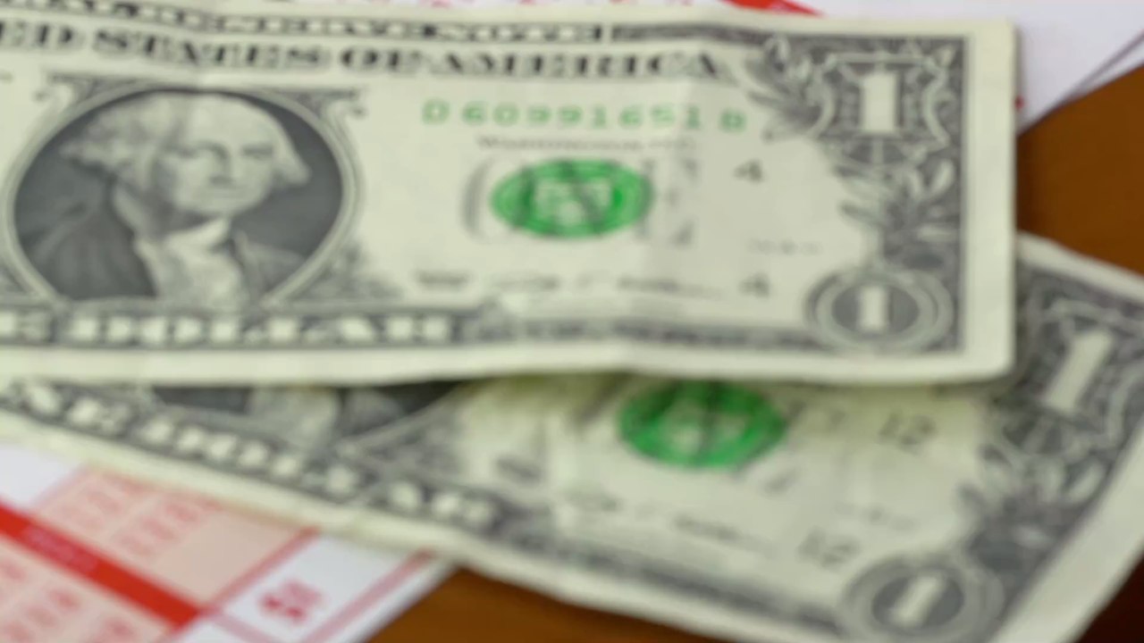 Paar gewinnt fast eine Million mit identischen Lottoscheinen