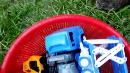 Mencari dan Menemukan Mainan saat Hujan, Mobil Truk Molen, Truk Pasir, Mobil Polisi, Tank Tempur