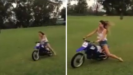 Elle fait une chute mémorable en moto