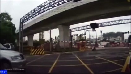 Descargar video: Quand les barrières du passage à niveau ne marchent pas bien... automobilistes très chanceux