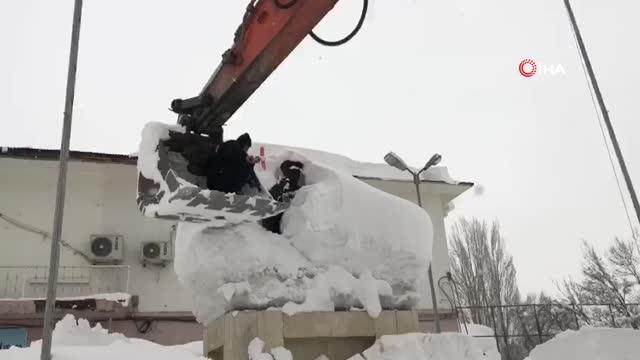 Karla kaplı Atatürk büstleri polis ekipleri tarafından temizlendi