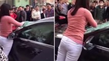 Trompée par son mari, elle se venge en détruisant sa voiture à mains nues devant les passants