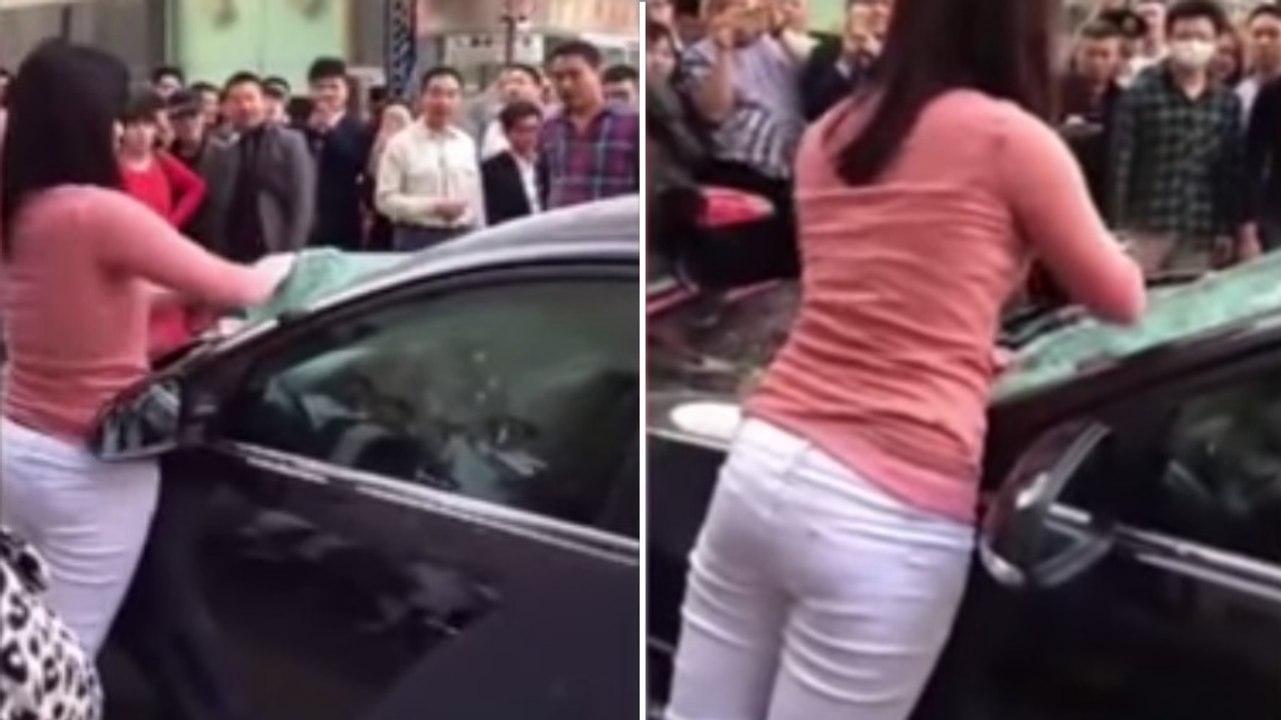 Trompée par son mari, elle se venge en détruisant sa voiture à mains nues devant les passants