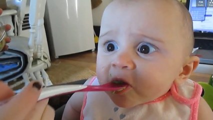 Un bébé goûte de l'avocat pour la première fois