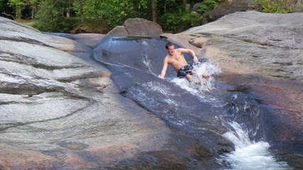 Nouvelle-Zélande : Une cascade est devenue un étonnant toboggan naturel