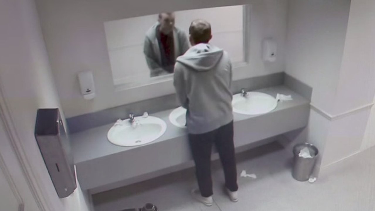 Il va avoir la peur de sa vie dans les toilettes de ce bar