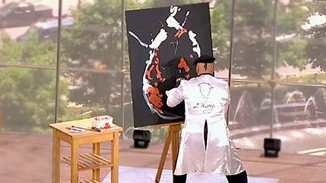 En quelques secondes, il crée une peinture très étrange. Mais quand il retourne la toile...