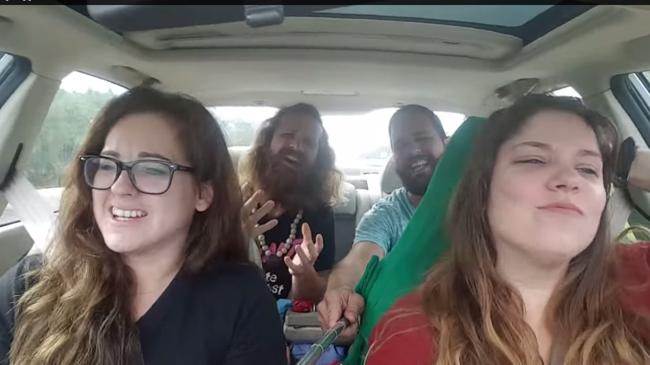 Ils n'auraient jamais du sortir leur selfie stick en voiture