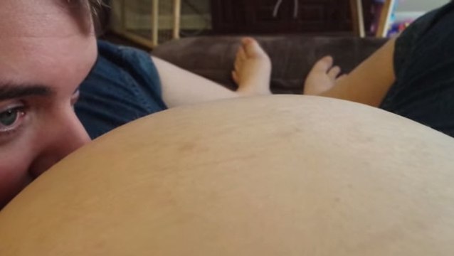 Quand ce papa touche le ventre de sa femme enceinte, le bébé a une réaction étonnante