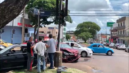 Carros se envolvem em forte colisão e danificam semáforo na Avenida Assunção