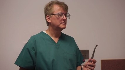 Ce dentiste fait de la musique avec ses outils