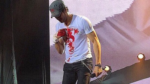 Enrique Iglesias se blesse en plein concert. Ensanglanté, il poursuit quand le même spectacle...
