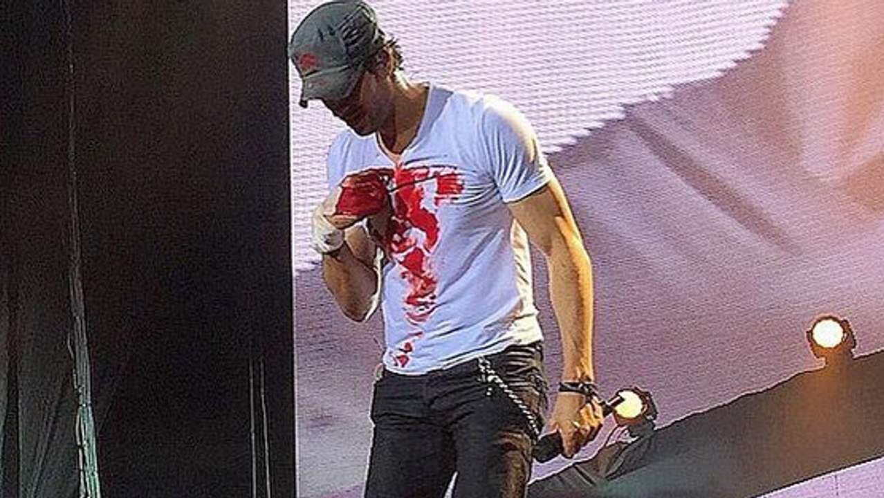 Enrique Iglesias se blesse en plein concert. Ensanglanté, il poursuit quand le même spectacle...