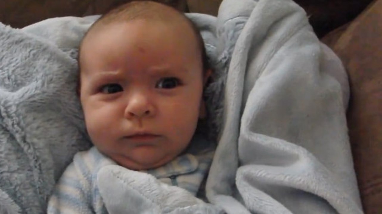 Ce bébé qui se réveille a des expressions adorables Vidéo Dailymotion