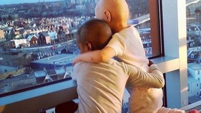 Si la photo de ces deux petites filles peut paraître banale, elle a ému le monde entier !