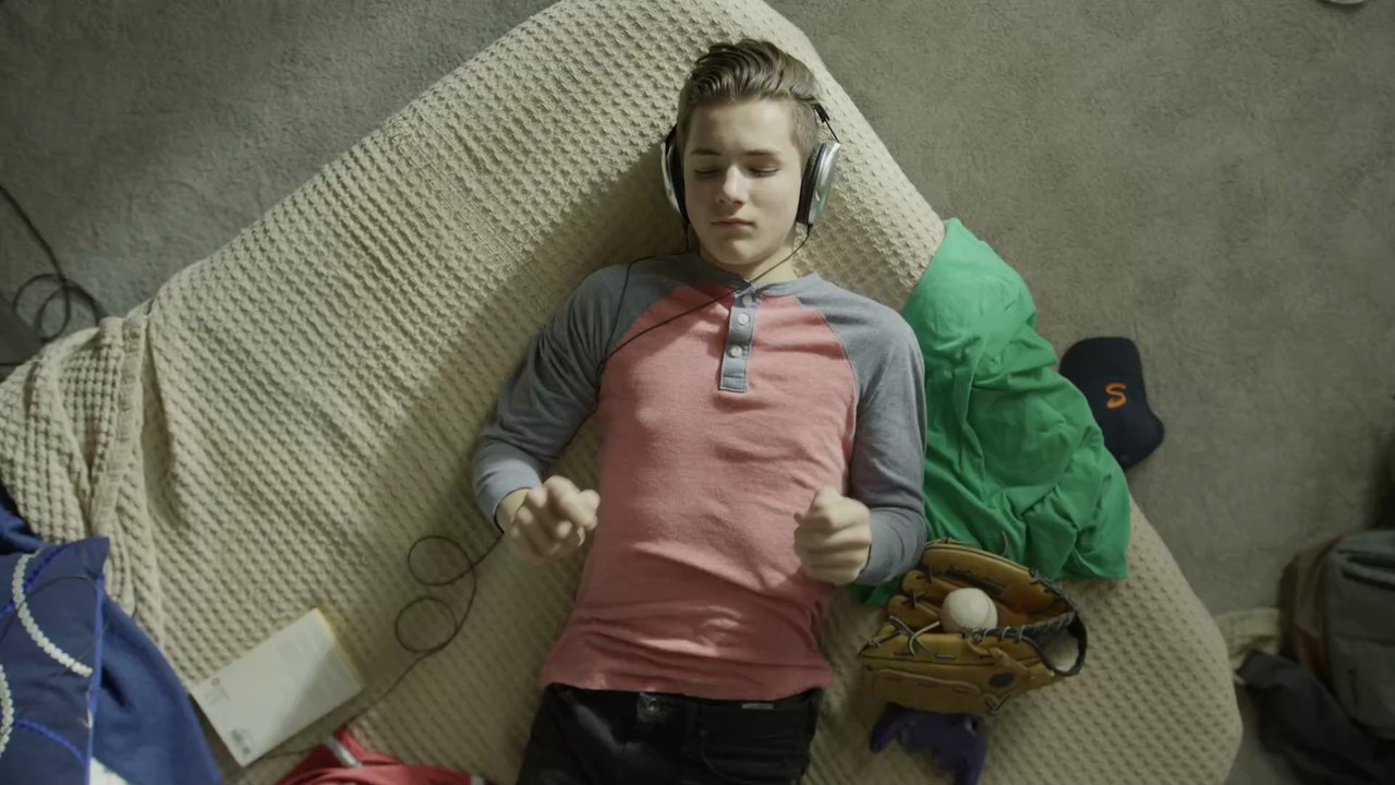 Unterschätzte Gefahr: Mann schläft mit Kopfhörern im Ohr ein, dann weckt ihn ein starker Schmerz in der Brust