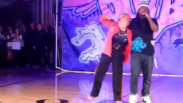 Une prof fête son départ à la retraite de la plus dingue des manières !