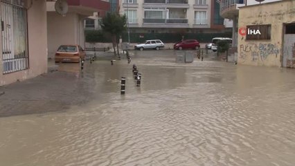 Büyükçekmece'de yağış nedeniyle rögarlar taştı, sokaklar sular altında kaldı