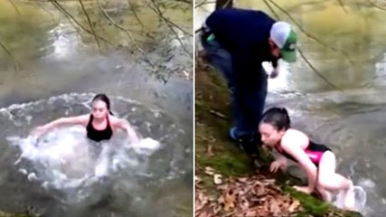 Un papa tente d'aider sa fille à remonter de la rivière