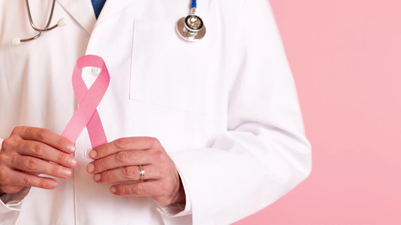 Krebsvorsorge: So tastest du als Mann Schritt für Schritt deine Brust richtig ab